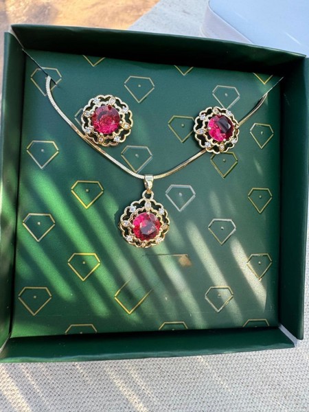 CONJUNTO PEDRA ZIRCONIA VERMELHA COM DETALHES 