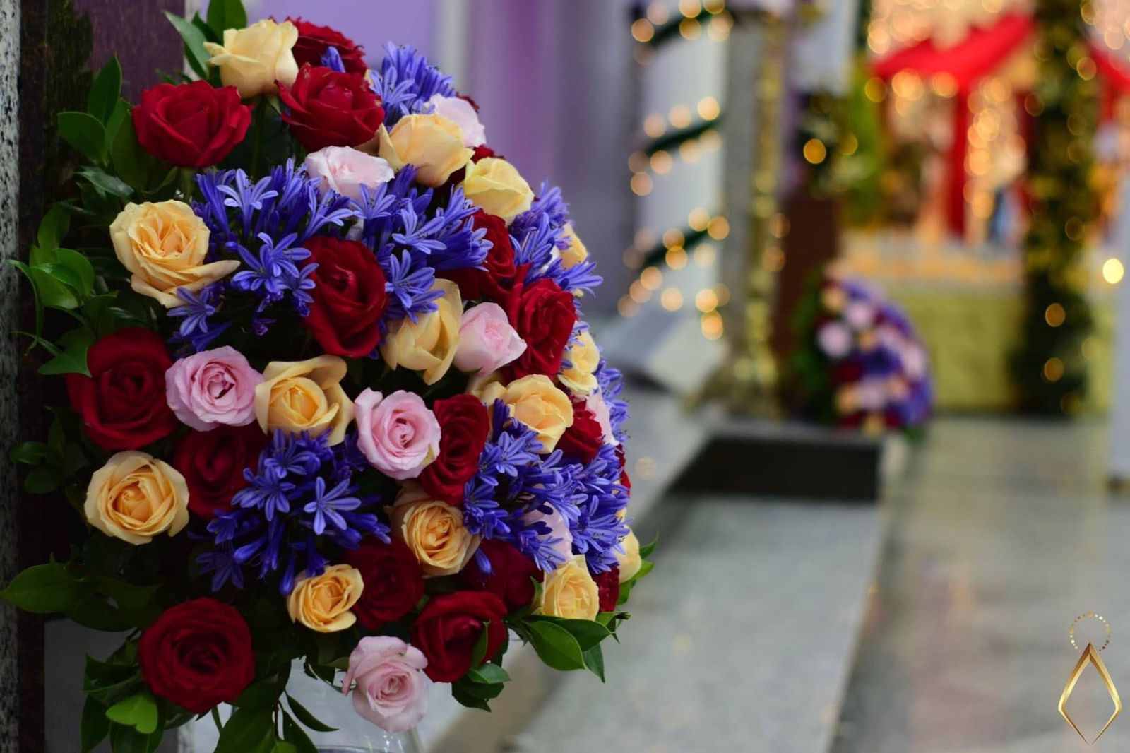 Arranjo Médio de Rosas com Agapanto