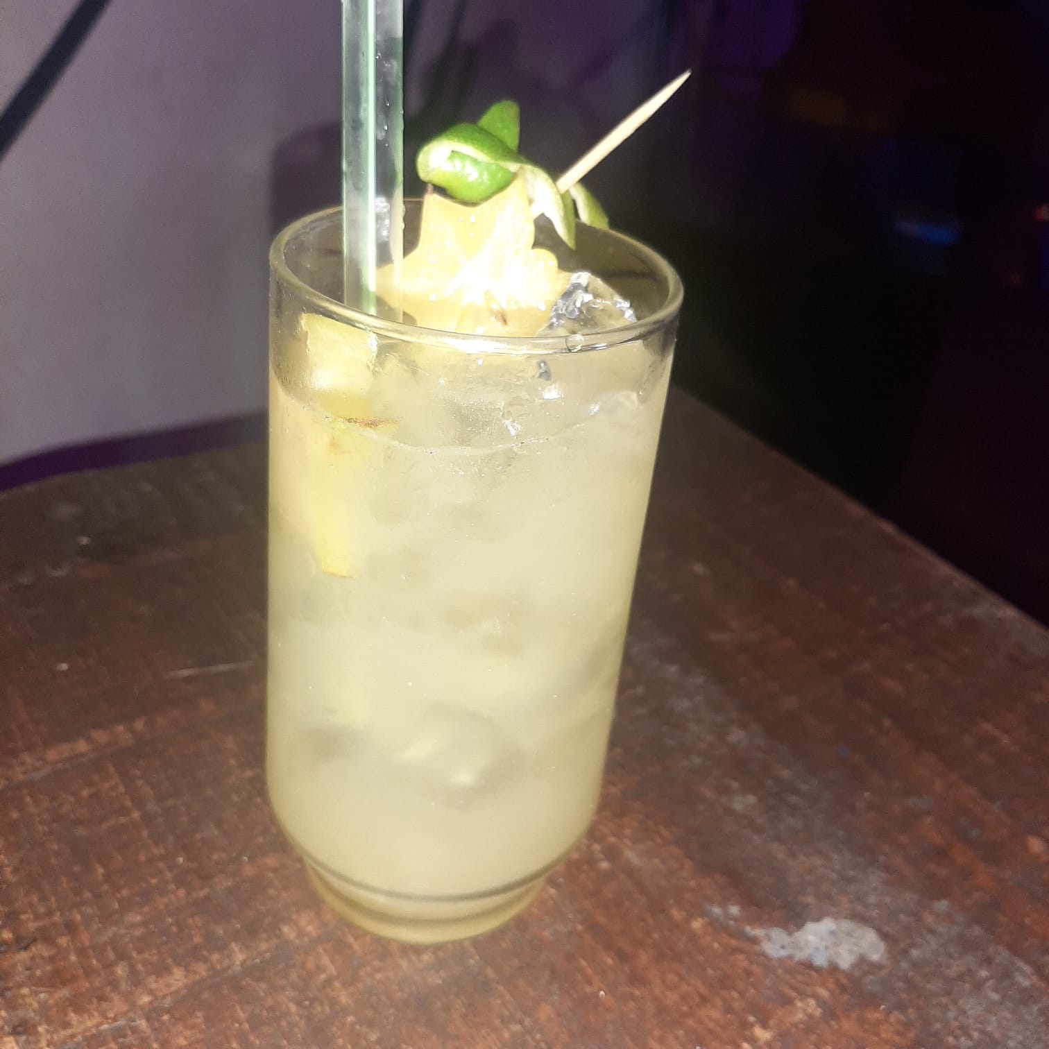 classica caipirinha de abacaxi