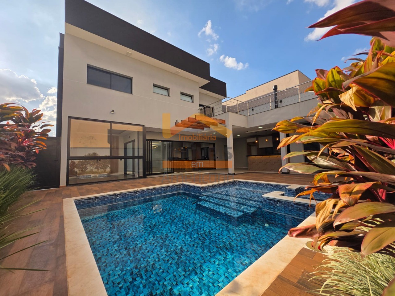 Casa de Condomínio à venda com 3 quartos, 289m² - Foto 1