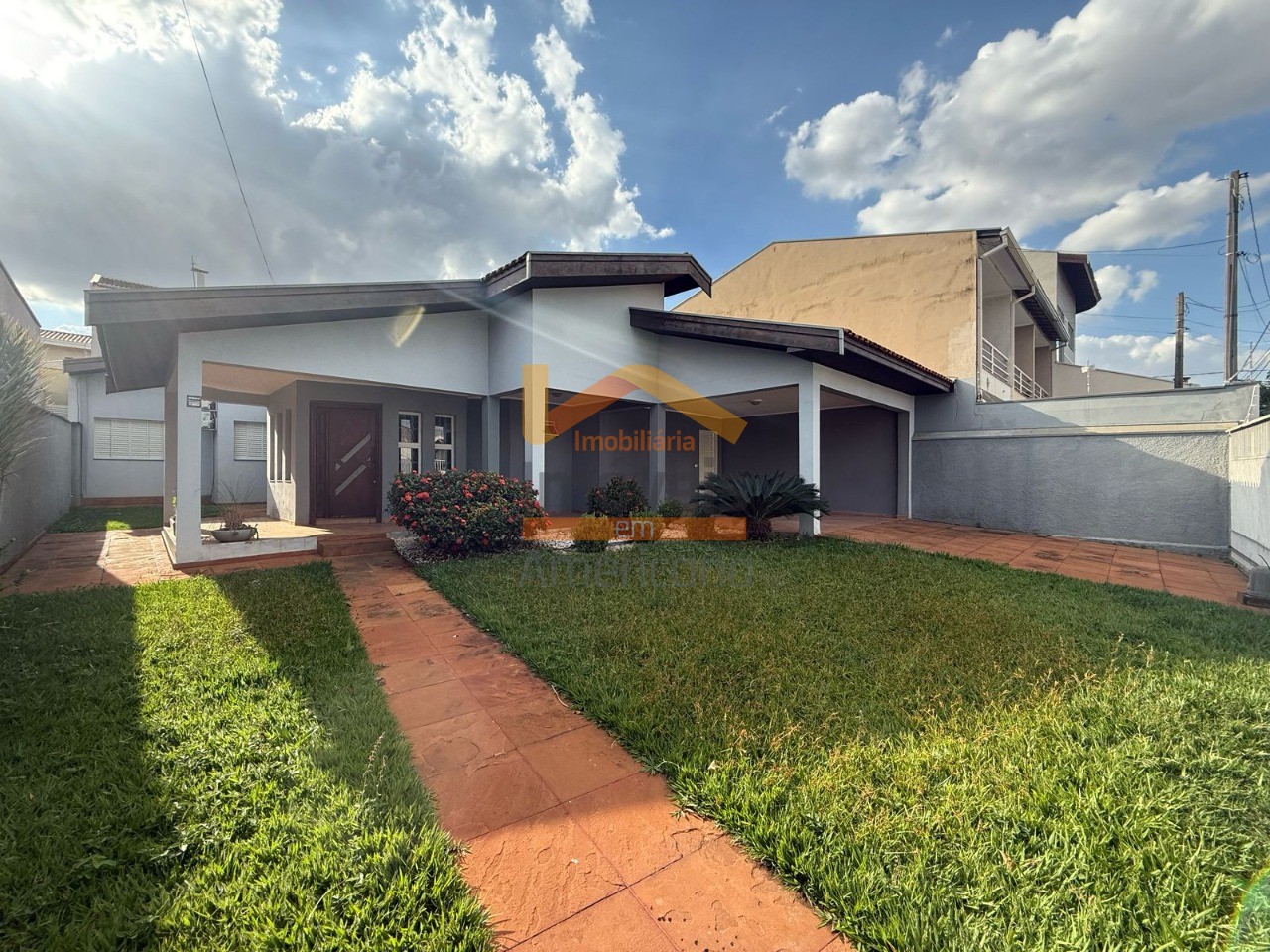Casa para alugar com 4 quartos, 420m² - Foto 1