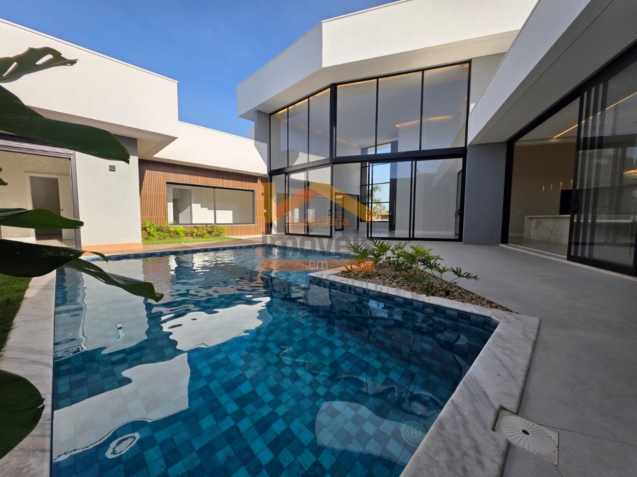 Casa de Condomínio à venda com 3 quartos, 313m² - Foto 1