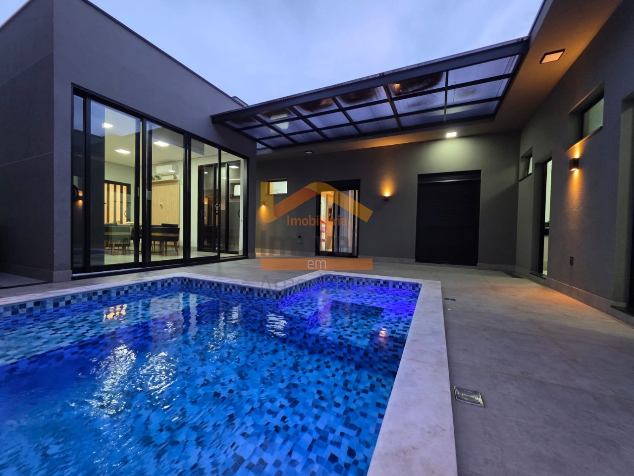 Casa de Condomínio à venda e aluguel com 3 quartos, 235m² - Foto 1