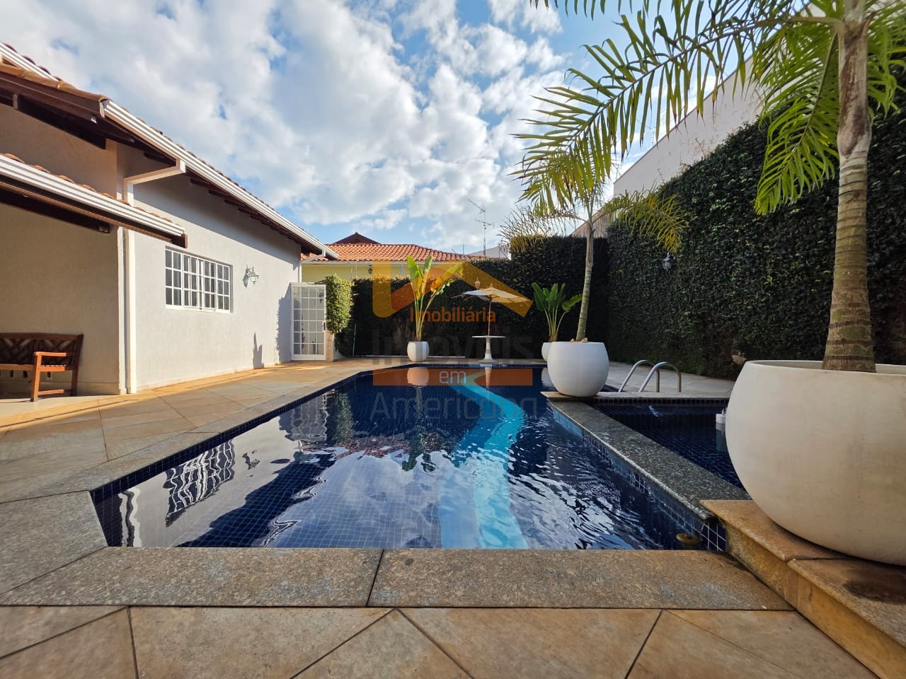 Casa para alugar com 3 quartos, 330m² - Foto 1