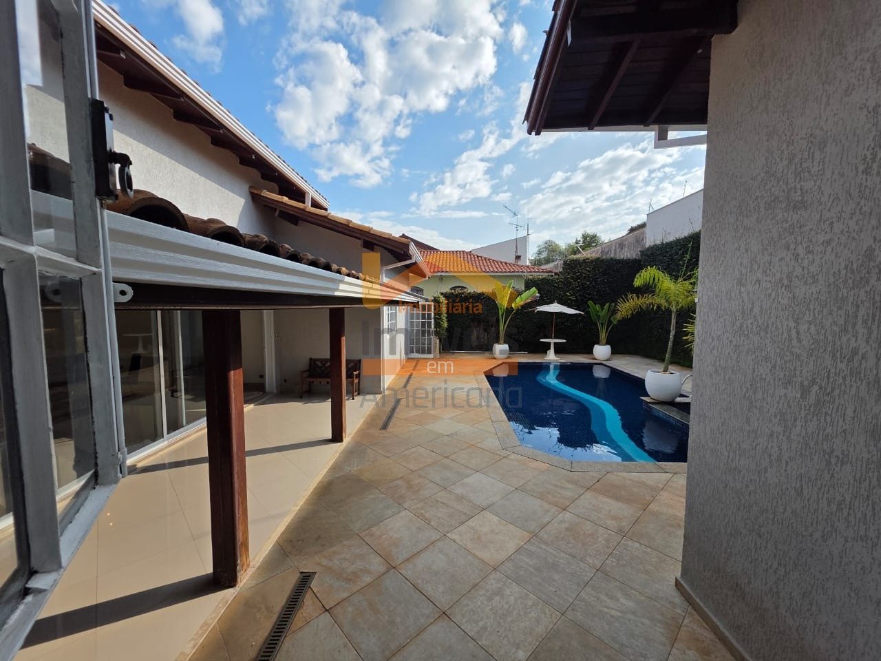 Casa para alugar com 3 quartos, 330m² - Foto 7