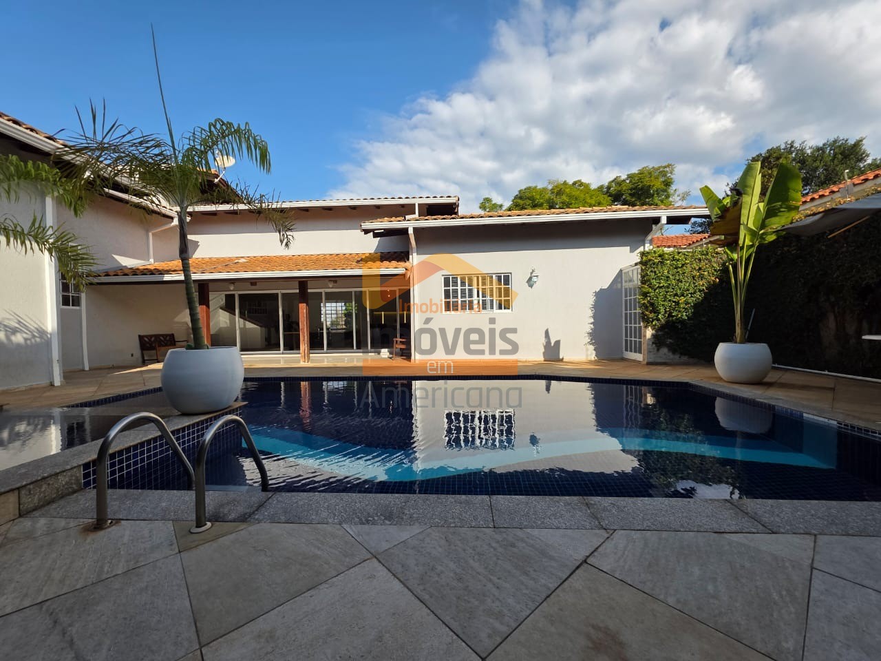 Casa para alugar com 3 quartos, 330m² - Foto 2
