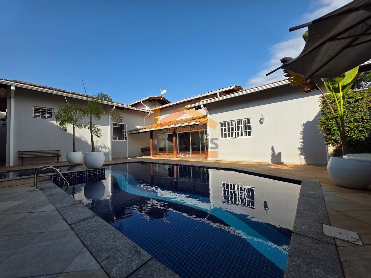 Casa para alugar com 3 quartos, 330m² - Foto 4