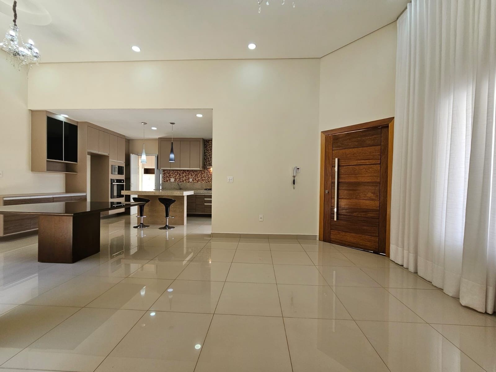 Casa à venda e aluguel com 3 quartos, 170m² - Foto 1
