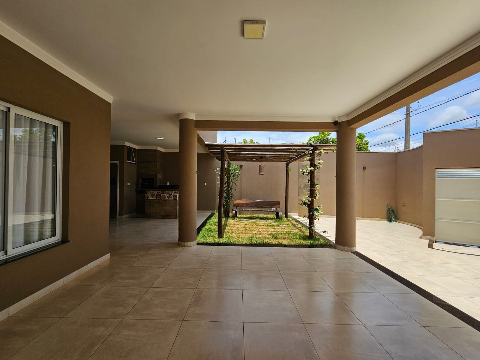 Casa à venda e aluguel com 3 quartos, 170m² - Foto 2