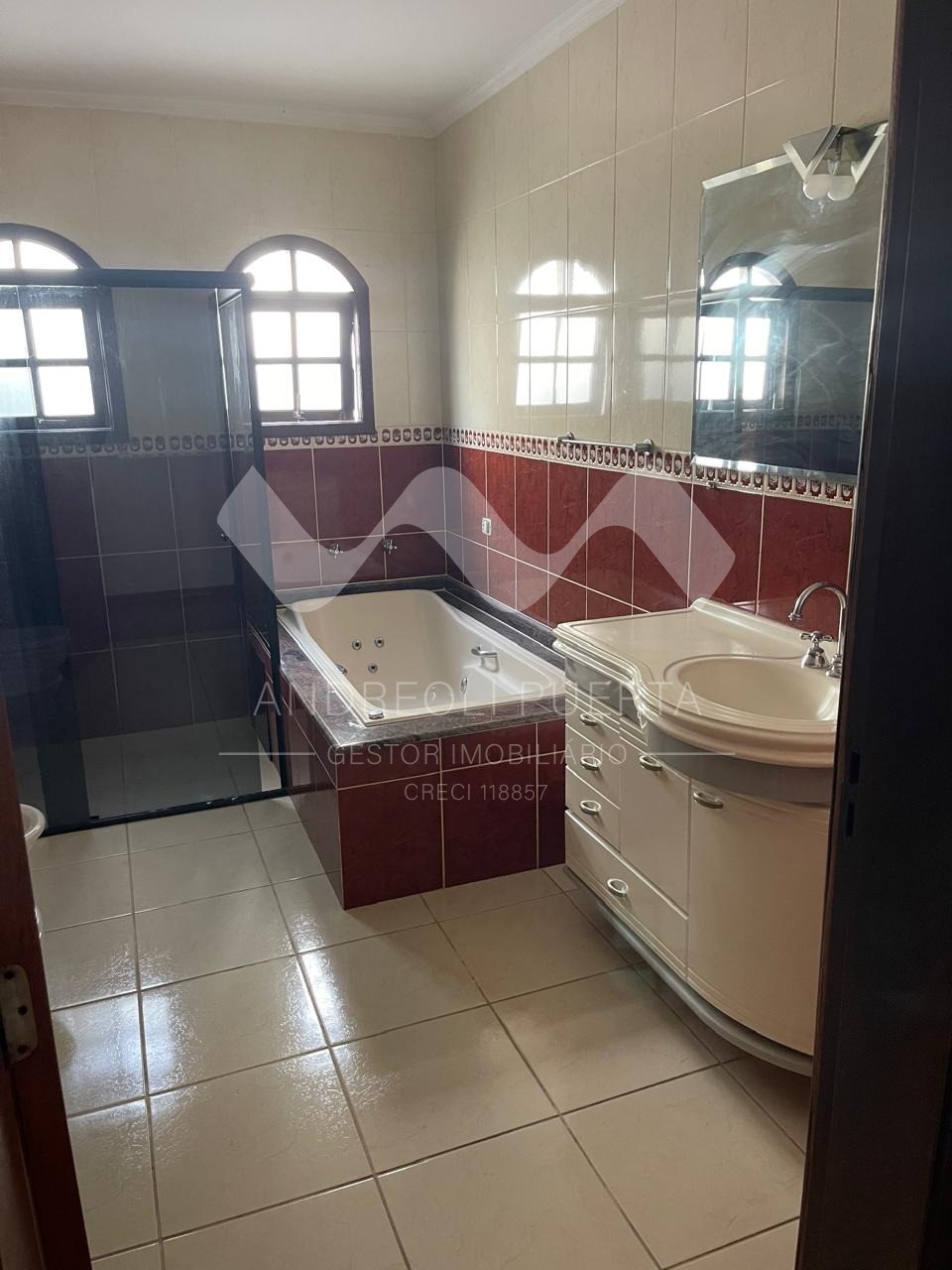 Casa de Condomínio à venda e aluguel com 5 quartos, 600m² - Foto 2
