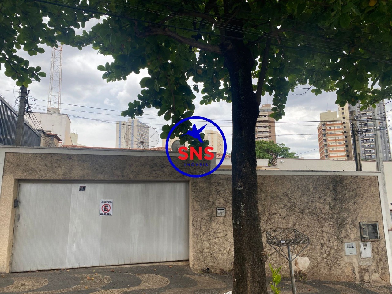 Casa para alugar com 3 quartos, 225m² - Foto 1