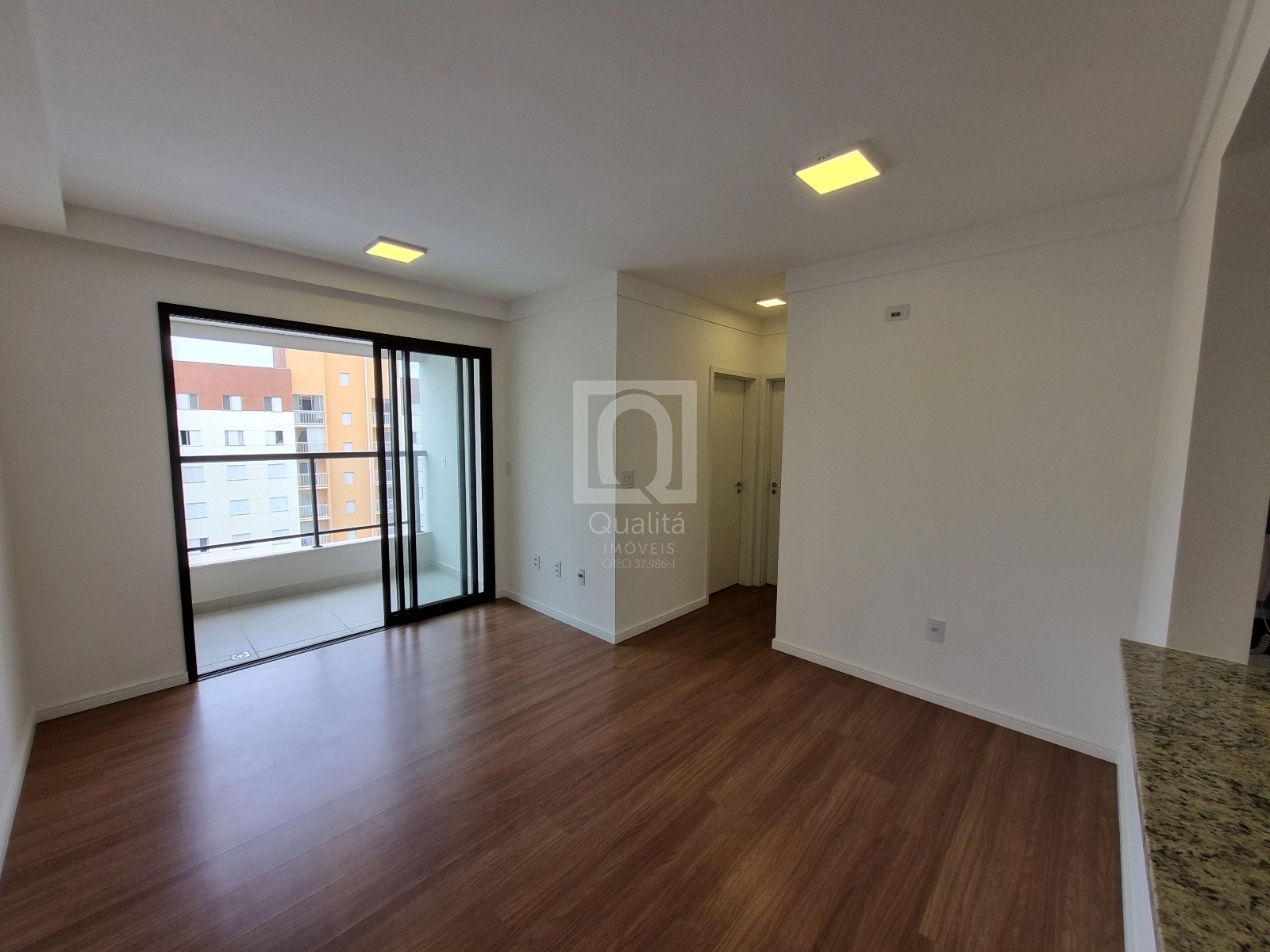 Apartamento à venda com 2 quartos, 67m² - Foto 2