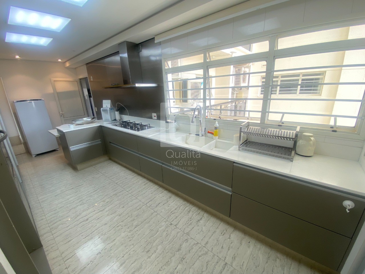 Apartamento à venda com 4 quartos, 247m² - Foto 9