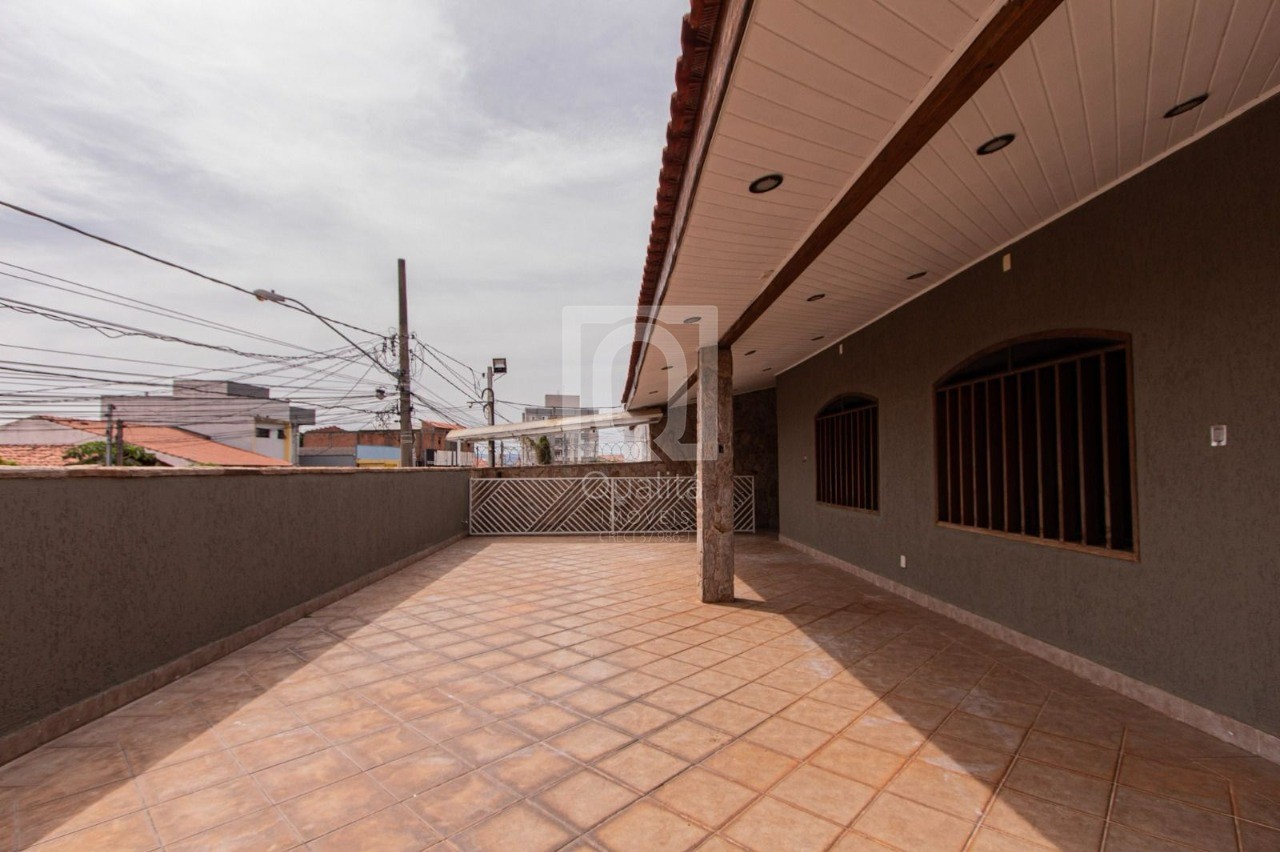 Casa à venda com 3 quartos, 420m² - Foto 1