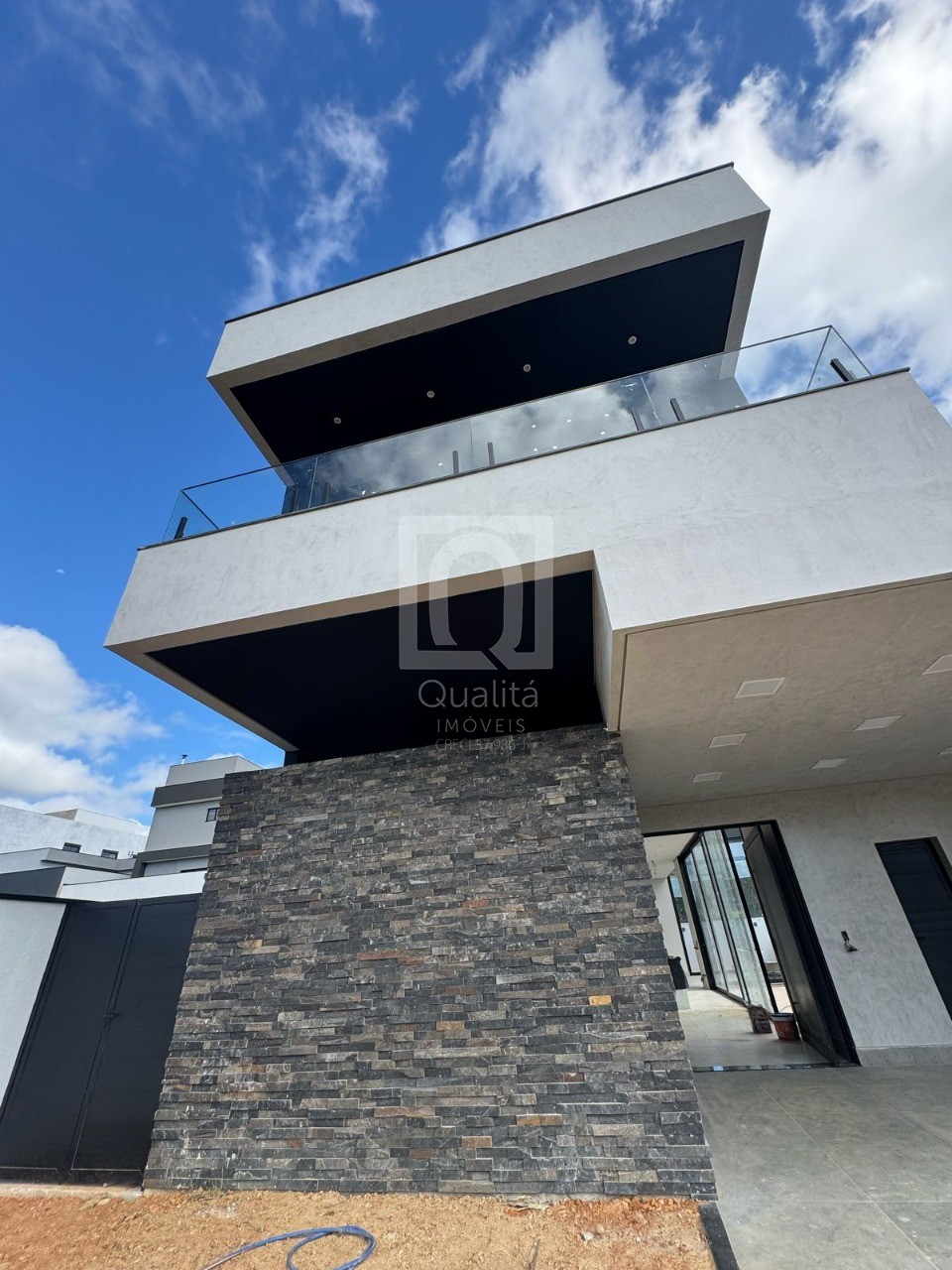 Sobrado à venda com 3 quartos, 404m² - Foto 1