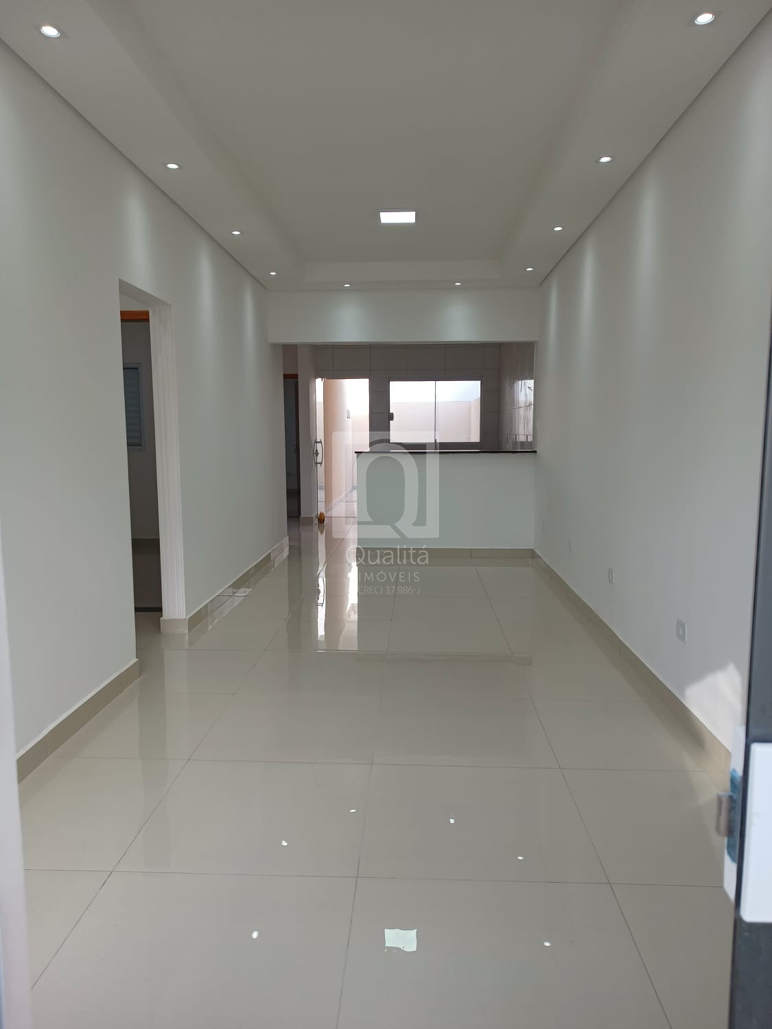 Casa à venda com 3 quartos, 89m² - Foto 1