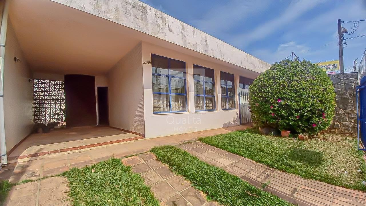Casa à venda com 3 quartos, 216m² - Foto 1