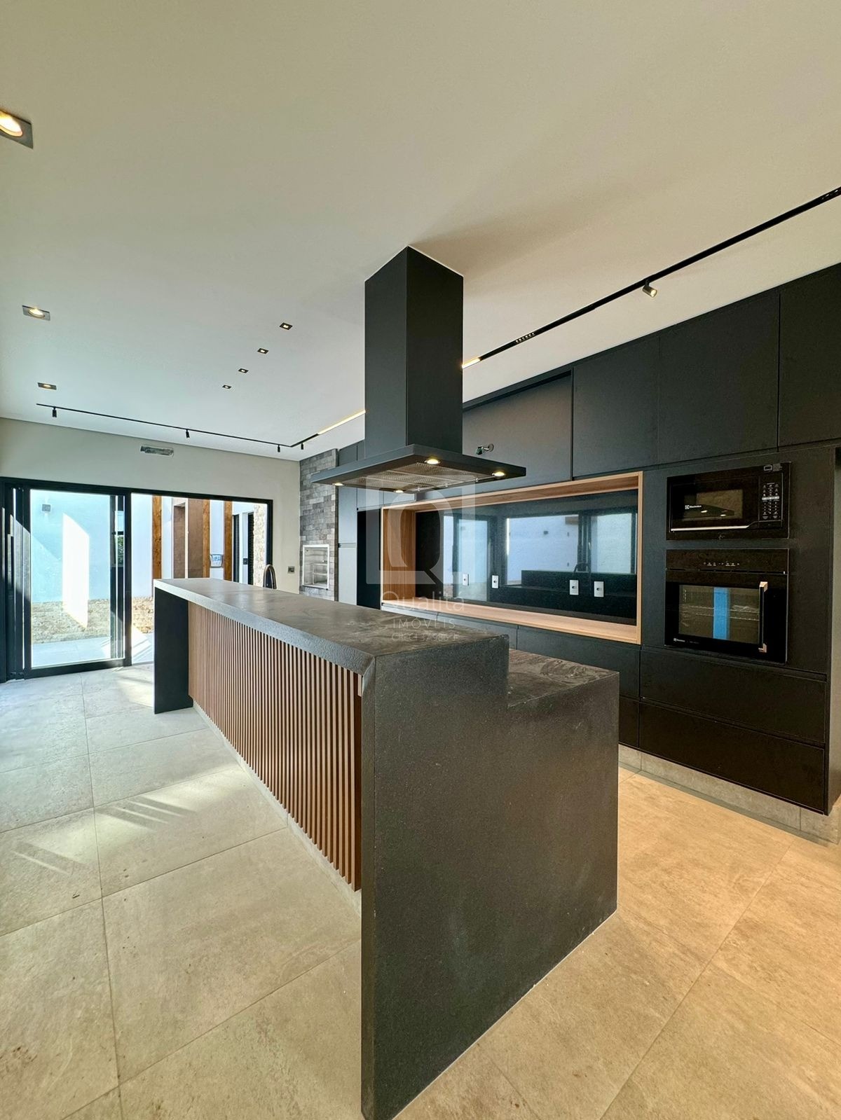 Casa de Condomínio à venda com 3 quartos, 353m² - Foto 1