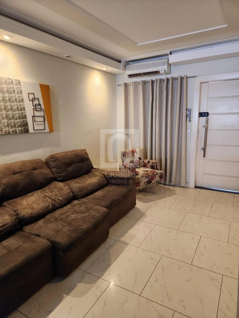 Casa à venda com 3 quartos, 216m² - Foto 1