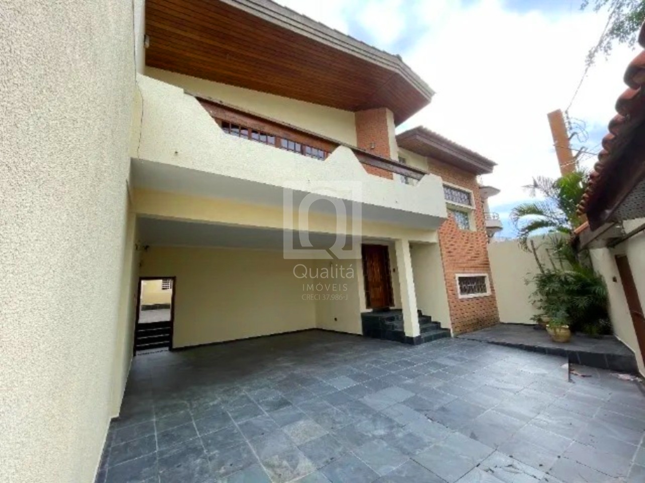 Sobrado à venda com 4 quartos, 392m² - Foto 1