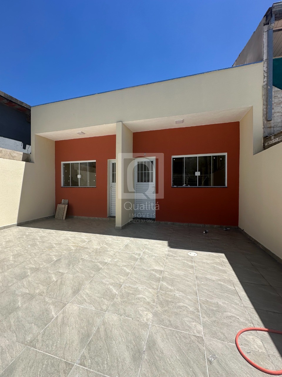 Casa à venda com 2 quartos, 65m² - Foto 1