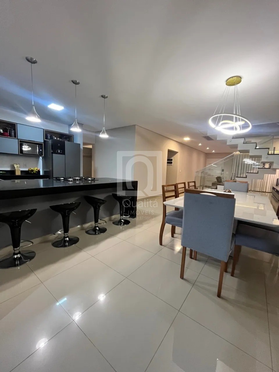 Casa de Condomínio à venda com 3 quartos, 250m² - Foto 2