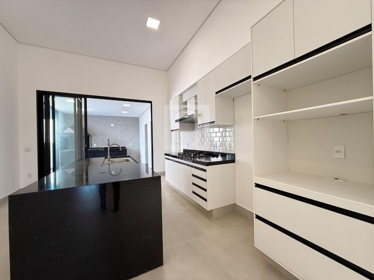 Casa de Condomínio à venda com 3 quartos, 300m² - Foto 3