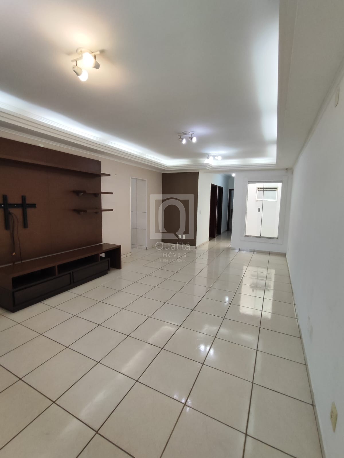 Casa à venda com 3 quartos, 219m² - Foto 1