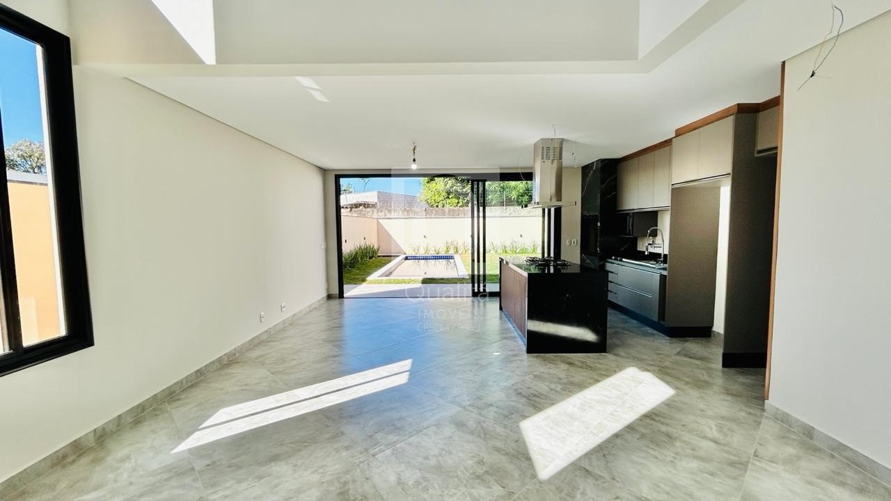 Casa de Condomínio à venda com 4 quartos, 225m² - Foto 2