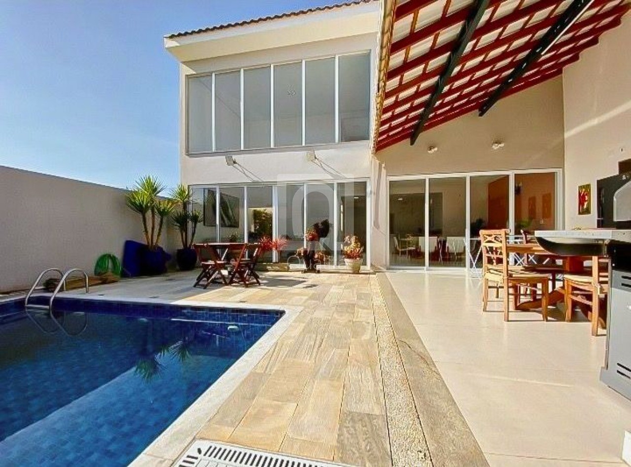 Casa de Condomínio à venda com 3 quartos, 250m² - Foto 2