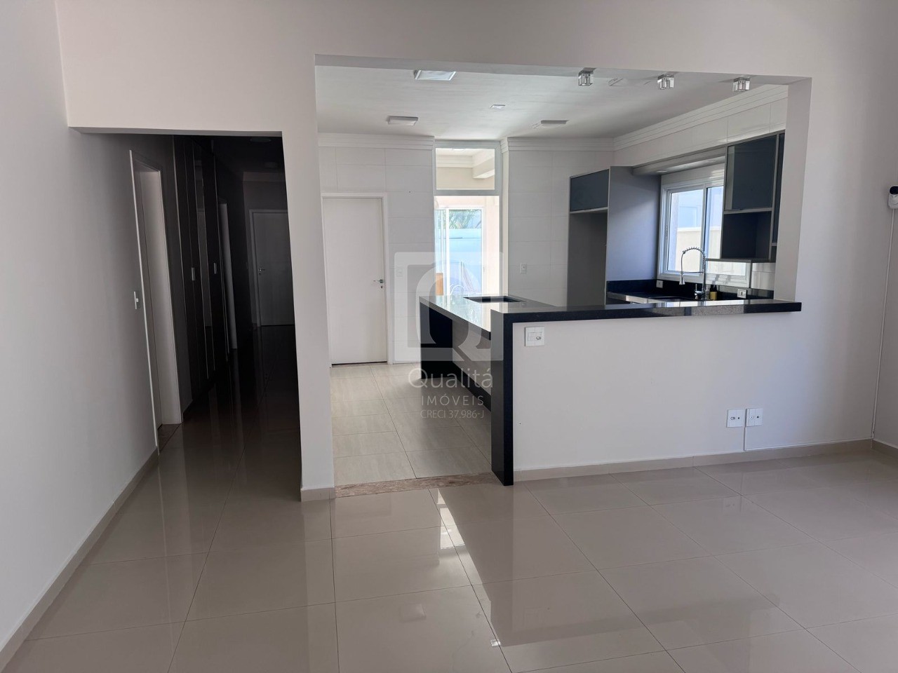 Casa de Condomínio à venda com 3 quartos, 215m² - Foto 2
