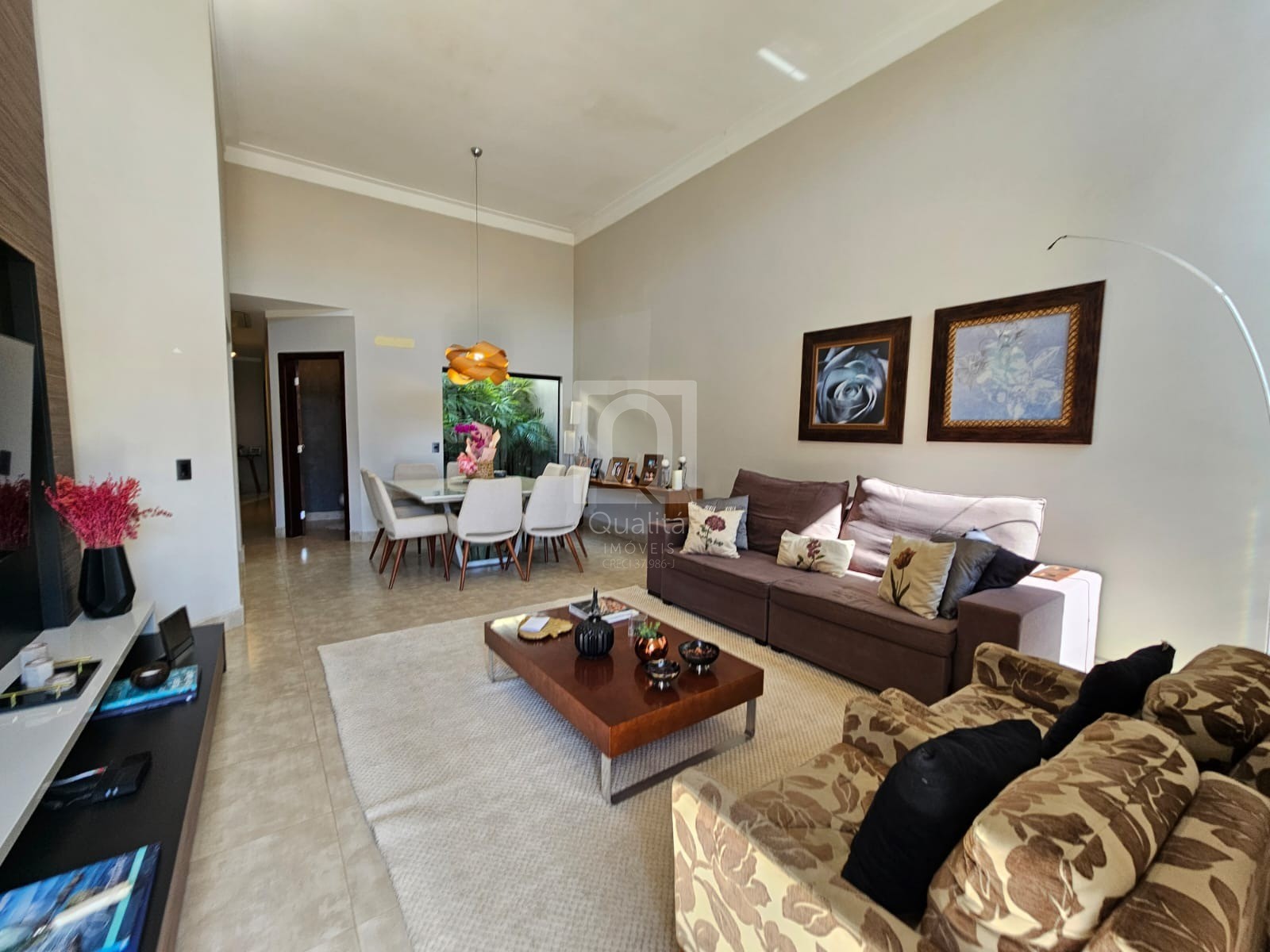 Casa de Condomínio à venda com 3 quartos, 250m² - Foto 1