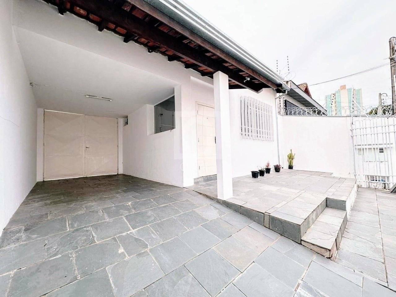 Casa à venda com 3 quartos, 300m² - Foto 1