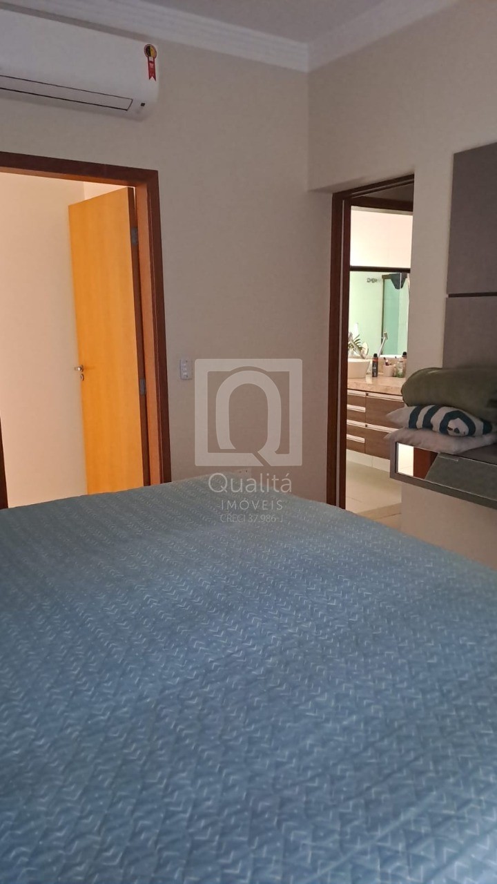 Casa de Condomínio à venda com 4 quartos, 250m² - Foto 2