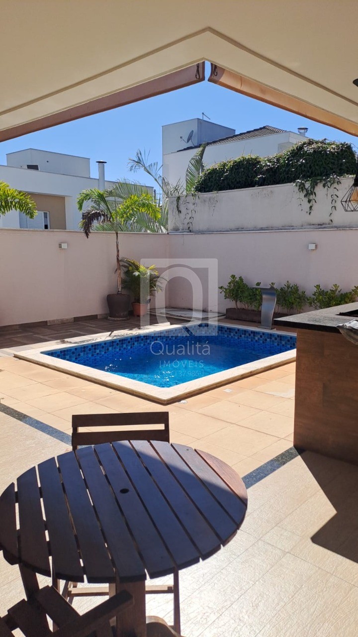 Casa de Condomínio à venda com 4 quartos, 250m² - Foto 1