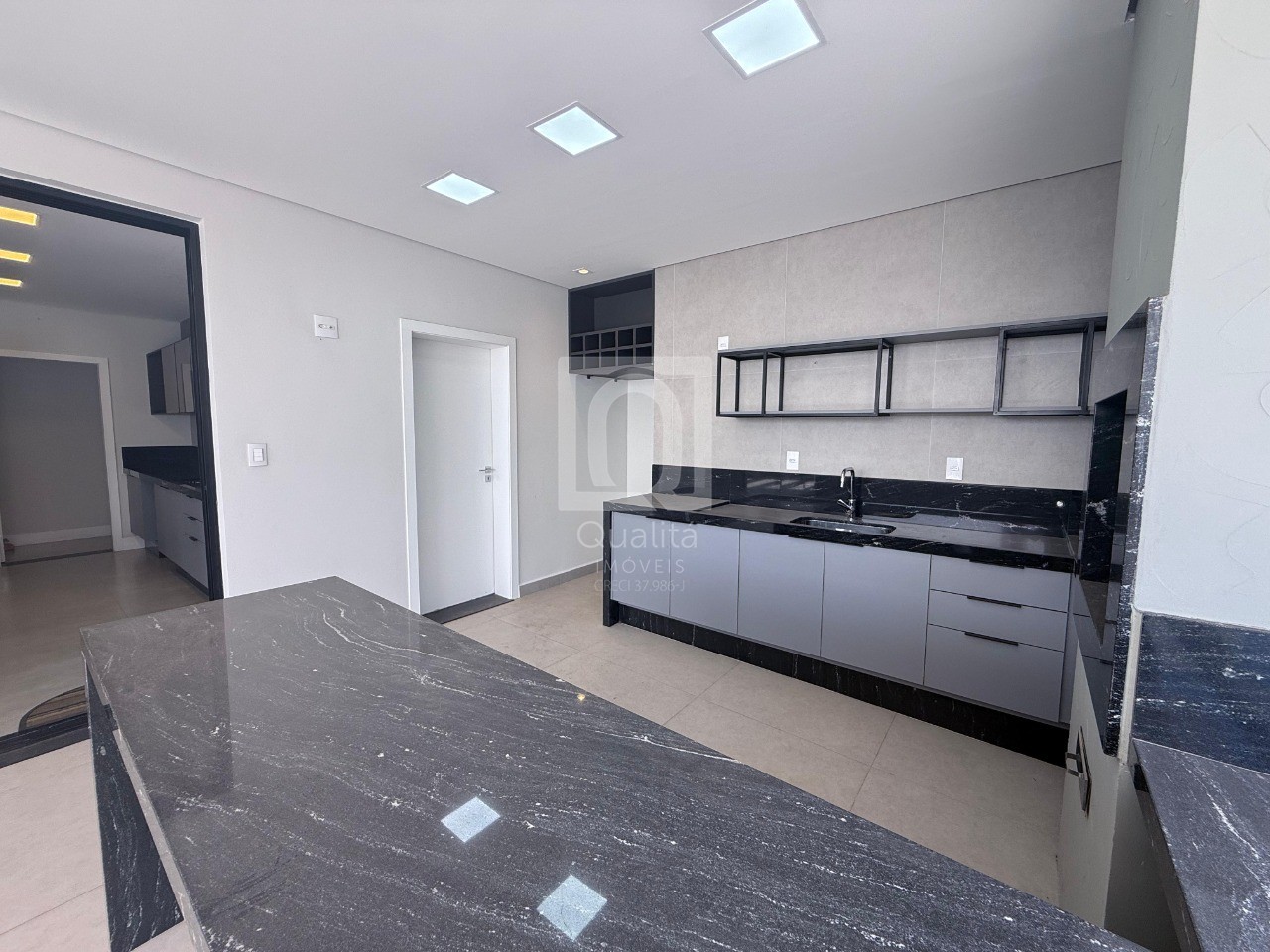 Casa de Condomínio à venda com 4 quartos, 370m² - Foto 4