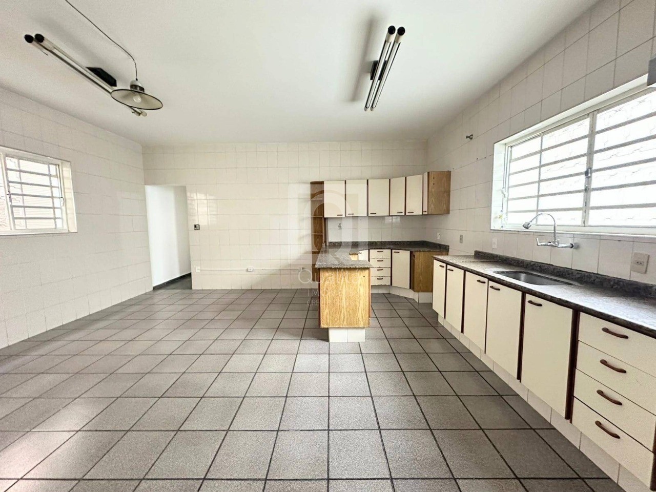 Casa à venda com 3 quartos, 300m² - Foto 10