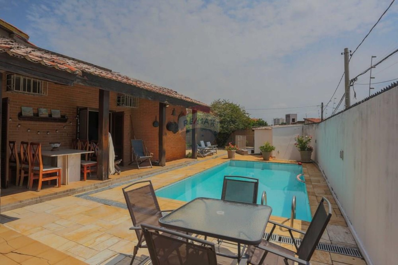 Casa, 4 quartos, 359 m² - Foto 1