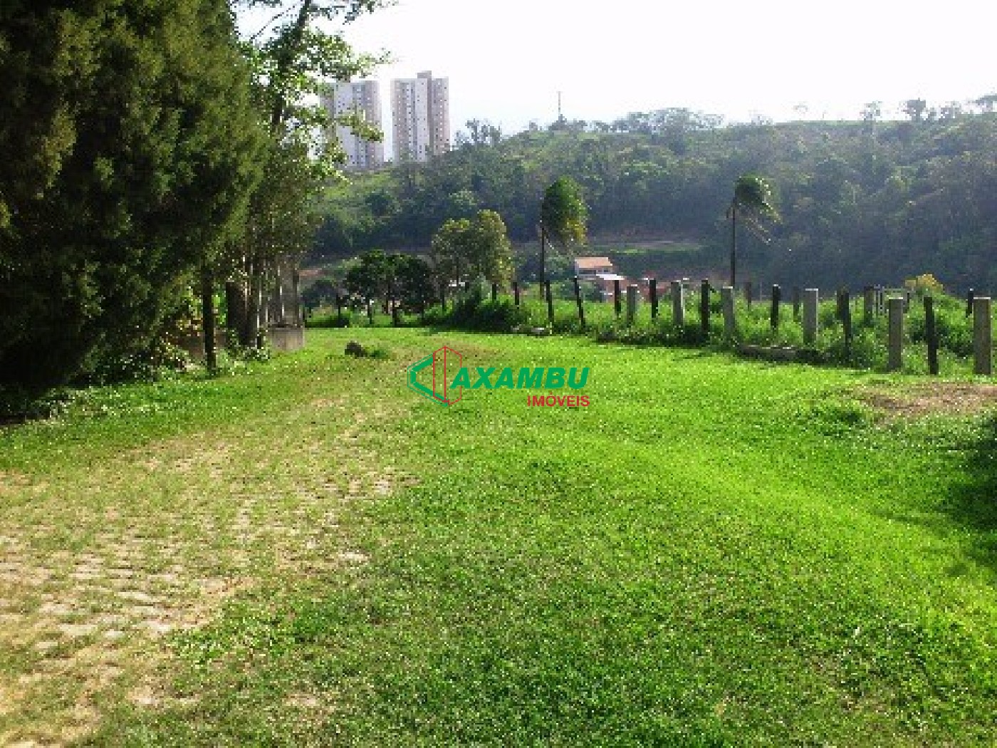 Chacara com casa com 03 dormitrios e cocheira