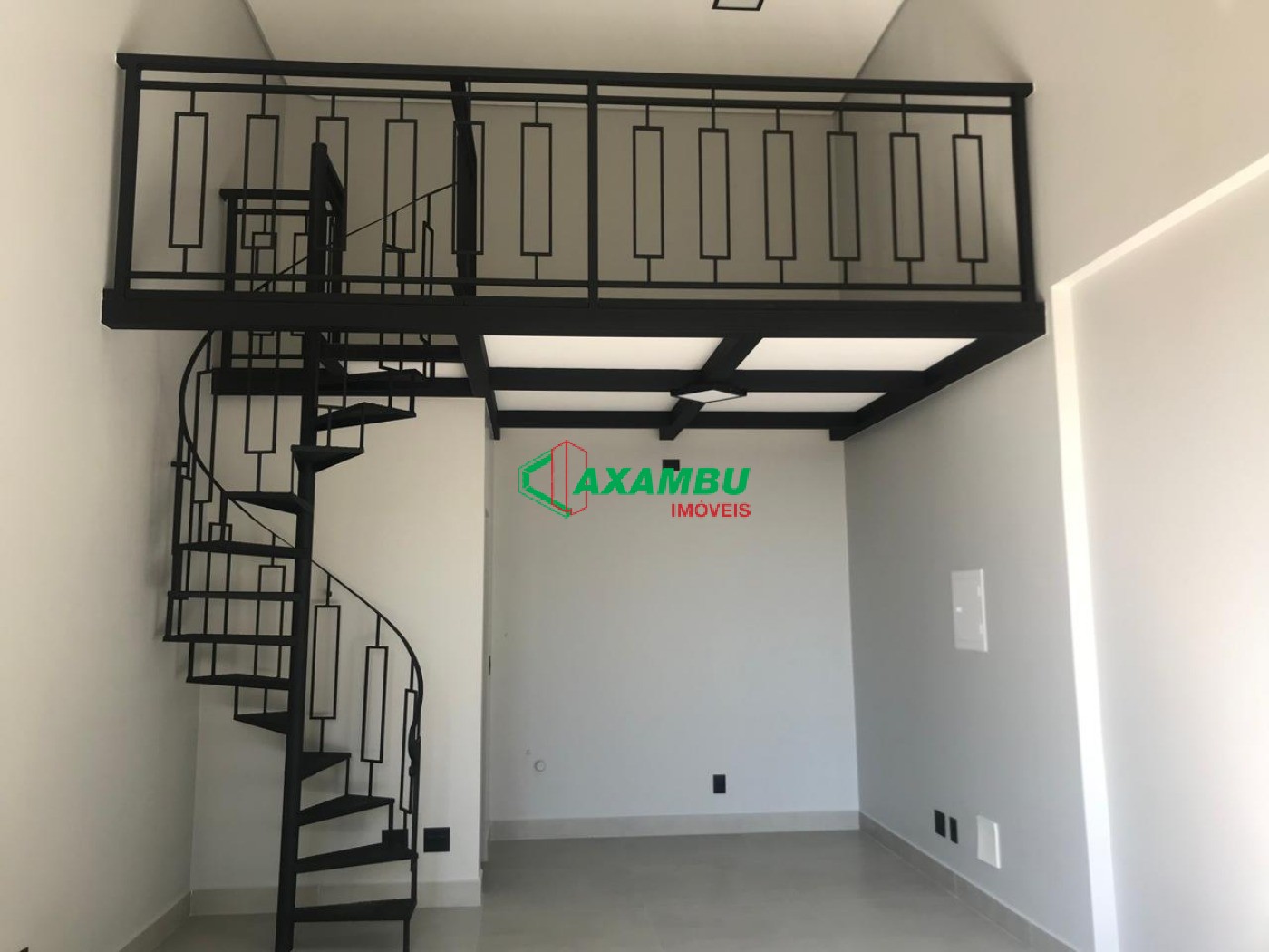 Sala comercial para locao em Jundia-SP, bairro Caxambu: 1 sala, 1 banheiro, 38,80 m com mezanino de rea. Venha conferir!