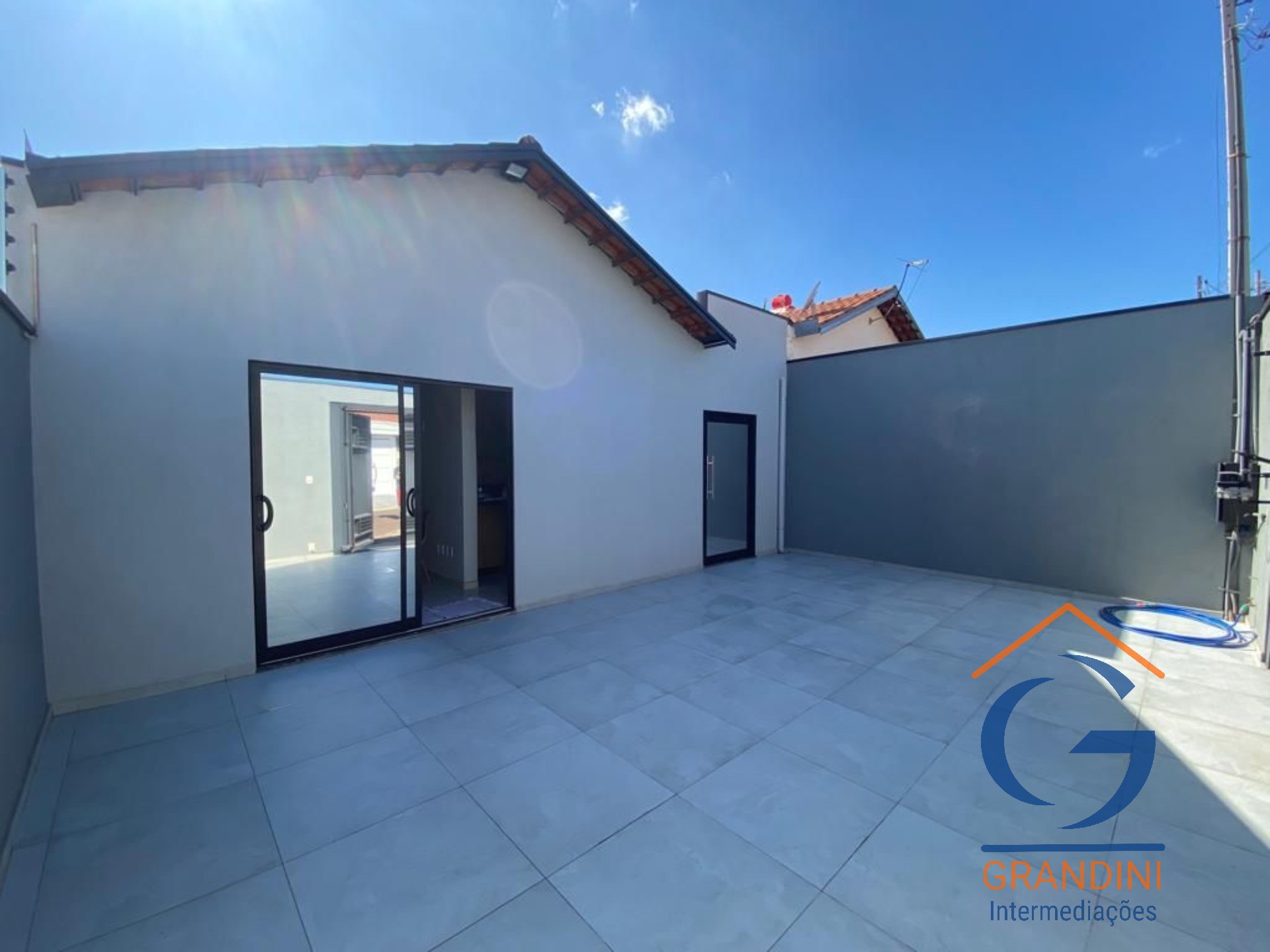 Casa à venda com 3 quartos, 200m² - Foto 1