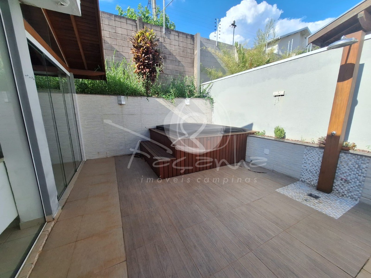 Casa de Condomínio à venda e aluguel com 3 quartos, 250m² - Foto 2