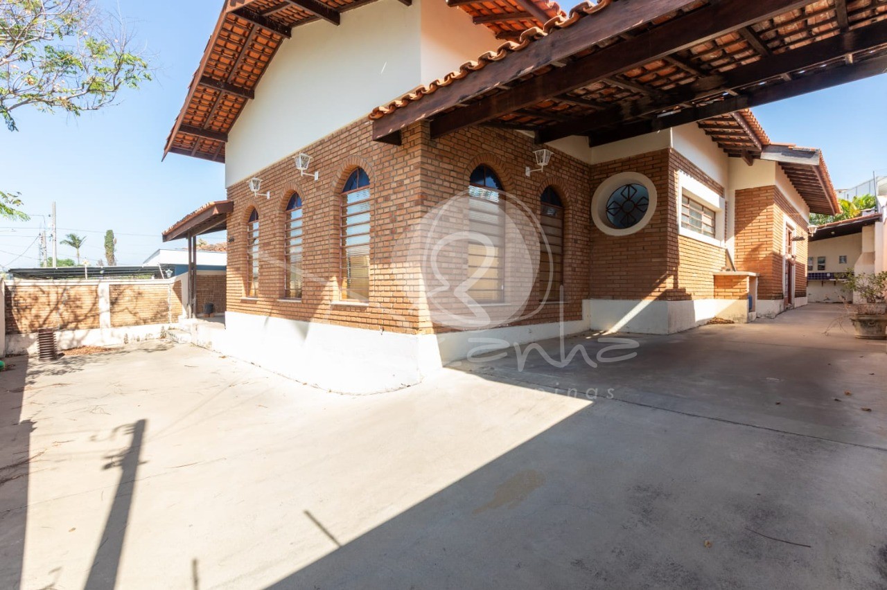Casa à venda com 3 quartos, 233m² - Foto 1