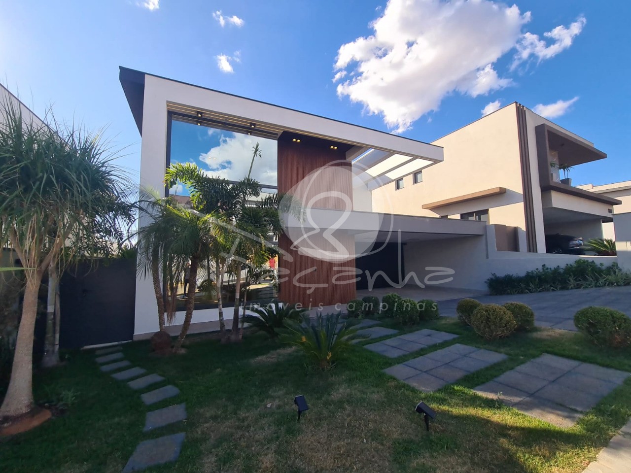 Casa de Condomínio à venda com 3 quartos, 300m² - Foto 1