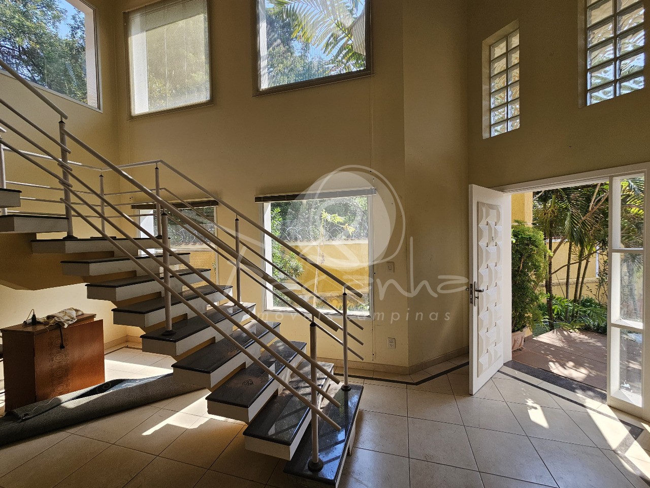 Casa de Condomínio à venda com 4 quartos, 290m² - Foto 1