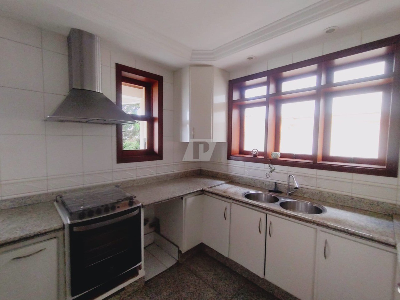 Casa de Condomínio para alugar com 3 quartos, 290m² - Foto 13