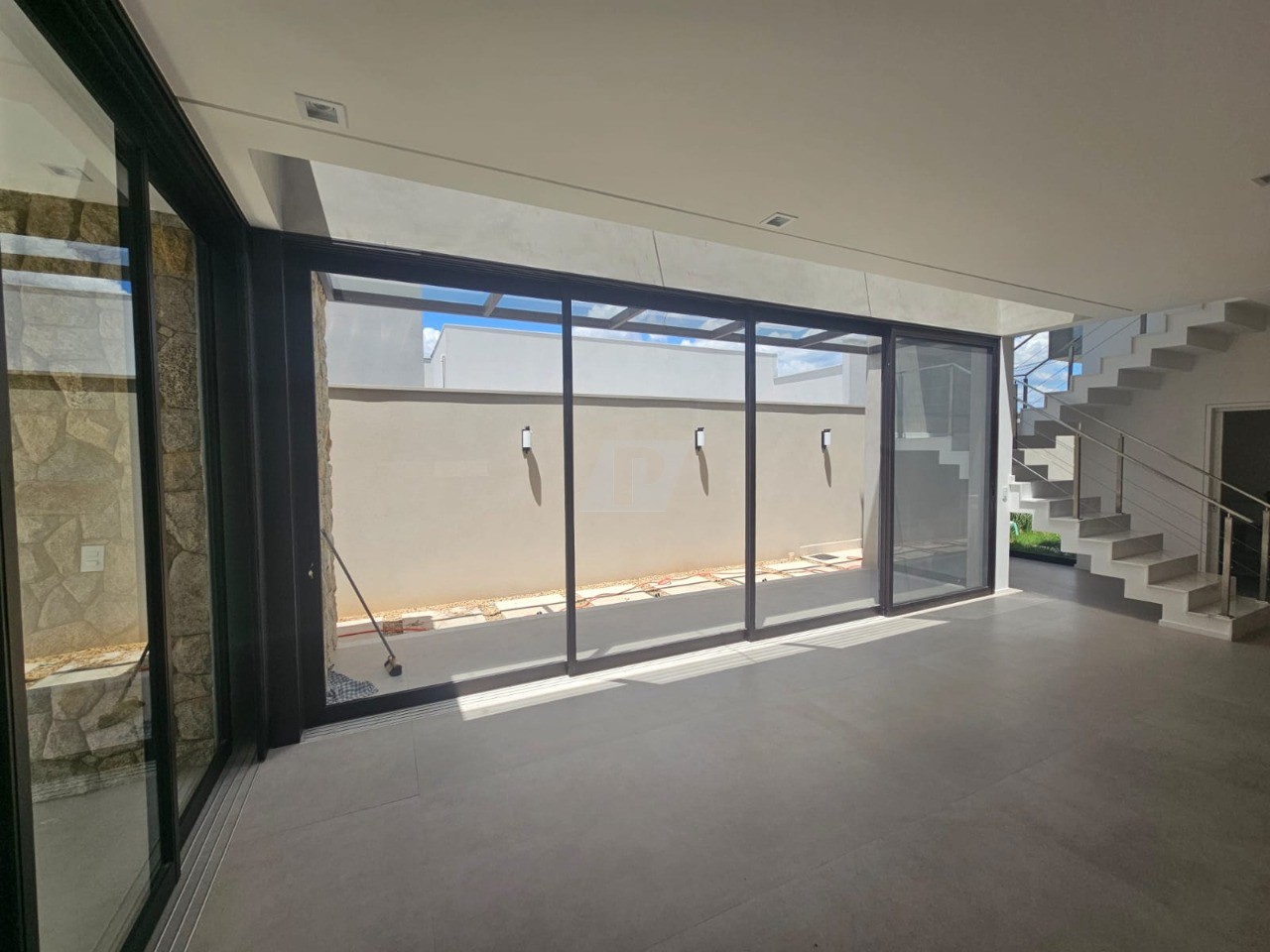 Casa de Condomínio à venda com 4 quartos, 295m² - Foto 4