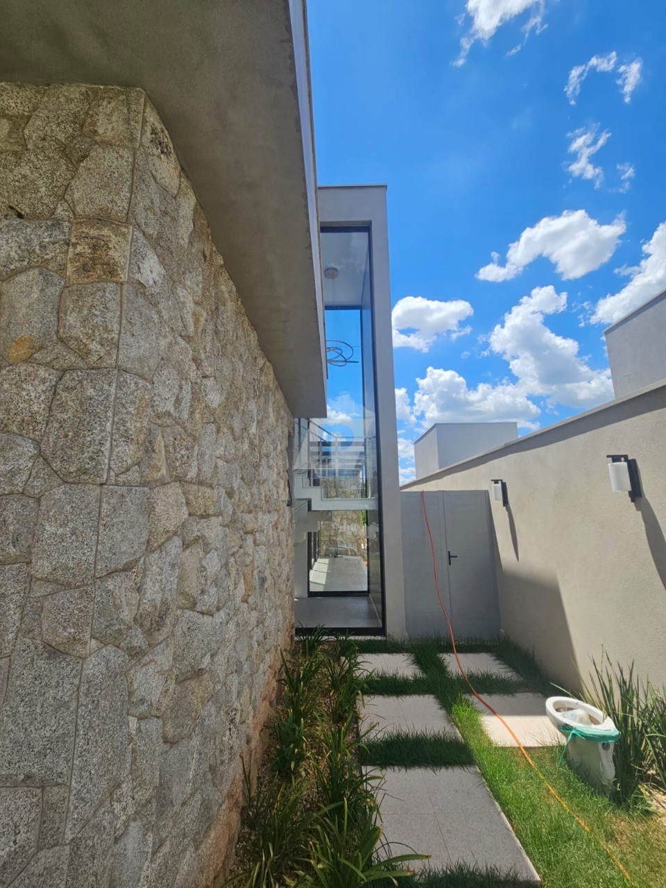 Casa de Condomínio à venda com 4 quartos, 295m² - Foto 3