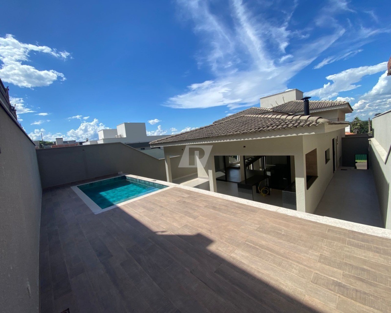 Casa de Condomínio à venda com 4 quartos, 243m² - Foto 1