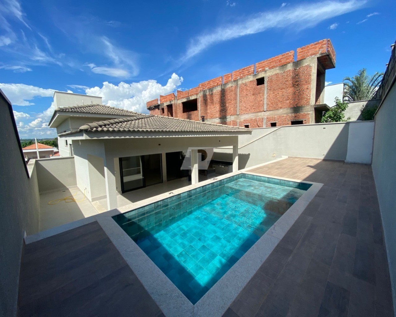 Casa de Condomínio à venda com 4 quartos, 243m² - Foto 2
